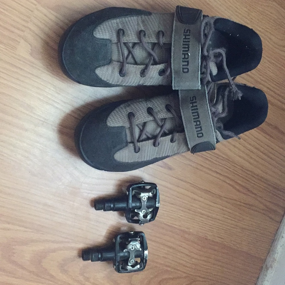 Shimano MTB cycling shoes with pedals